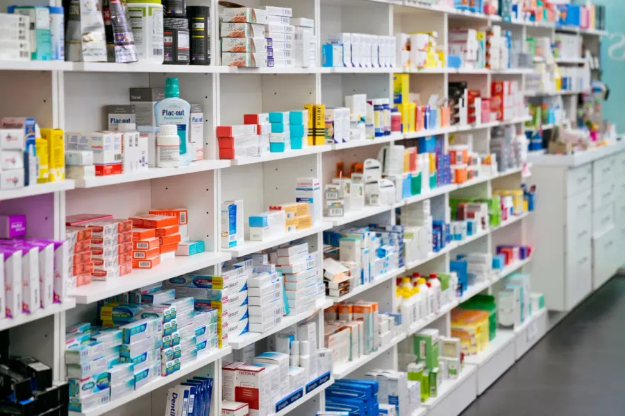 Estantes de farmacia con medicamentos ordenados