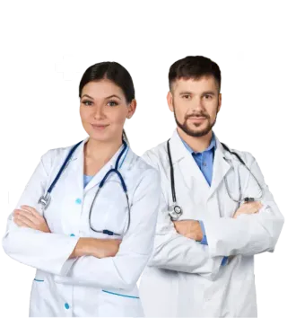Médica y médico con bata y estetoscopio